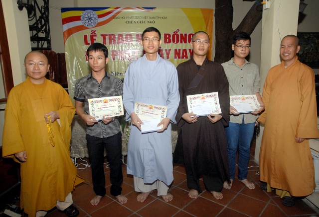 Quỹ Đạo Phật Ngày Nay: Trao tặng Học Bổng cho các Tăng Ni sinh niên khóa 2014-2015