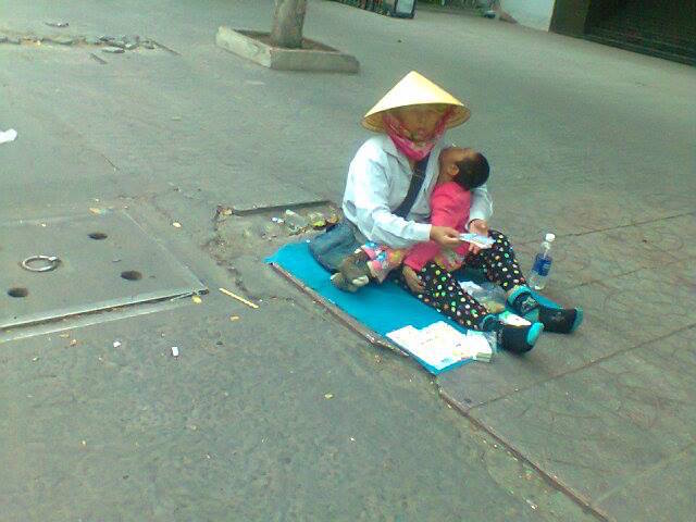Cho tiền người ăn xin là tiếp tay chăn dắt