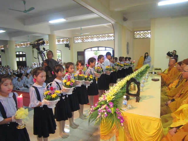 Dâng hoa tưởng niệm