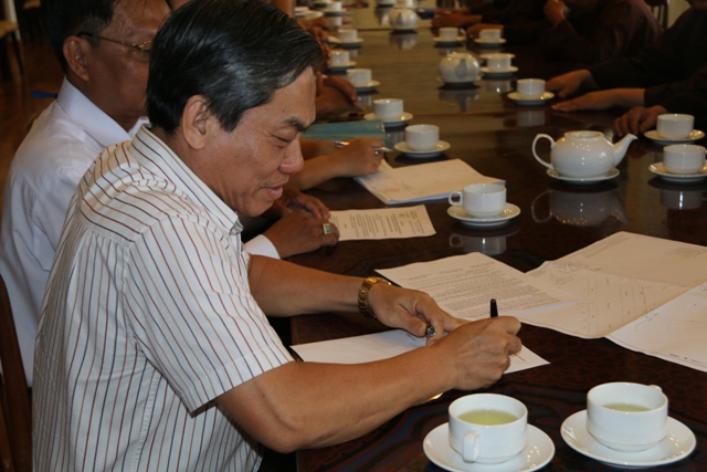 Ông Lê Hoàng Vân, Phó Trưởng Ban Tôn giáo TP.HCM ký biên bản bàn giao đất cho GHPGVN TP.HCM