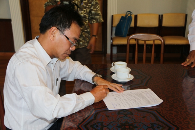 Ông Nguyễn Đức Trọng, Phó Chủ tịch UBND Quận 10 ký biên bản bàn giao đất cho GHGPVN TP.HCM