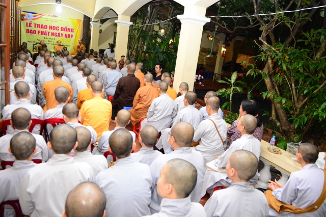 Quỹ Đạo Phật Ngày Nay: Trao tặng Học Bổng cho các Tăng Ni sinh niên khóa 2014-2015