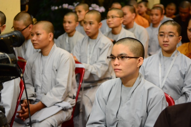 Quỹ Đạo Phật Ngày Nay: Trao tặng Học Bổng cho các Tăng Ni sinh niên khóa 2014-2015