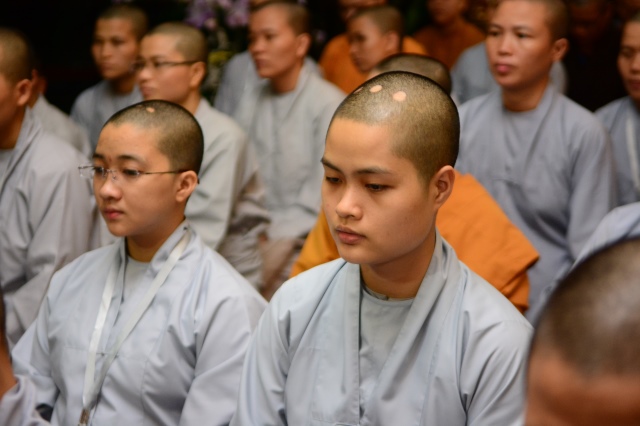 Quỹ Đạo Phật Ngày Nay: Trao tặng Học Bổng cho các Tăng Ni sinh niên khóa 2014-2015