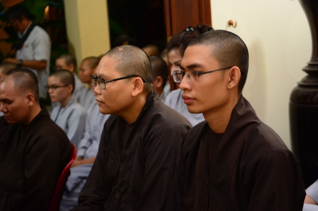 Quỹ Đạo Phật Ngày Nay: Trao tặng Học Bổng cho các Tăng Ni sinh niên khóa 2014-2015