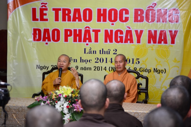 Quỹ Đạo Phật Ngày Nay: Trao tặng Học Bổng cho các Tăng Ni sinh niên khóa 2014-2015