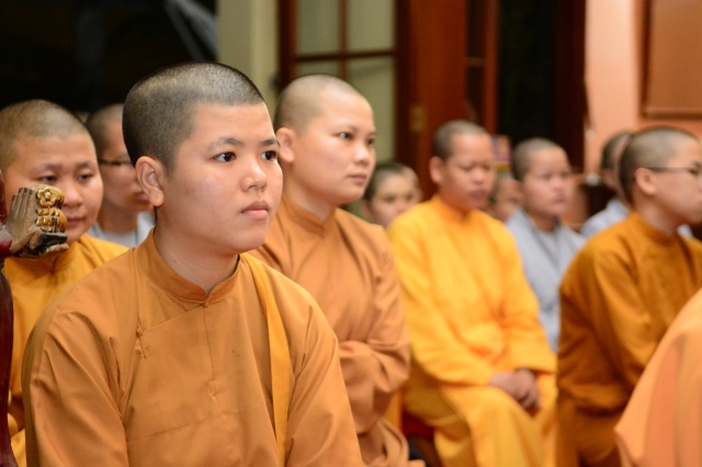 Quỹ Đạo Phật Ngày Nay: Trao tặng Học Bổng cho các Tăng Ni sinh niên khóa 2014-2015