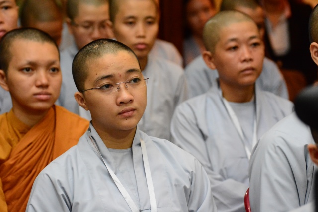 Quỹ Đạo Phật Ngày Nay: Trao tặng Học Bổng cho các Tăng Ni sinh niên khóa 2014-2015