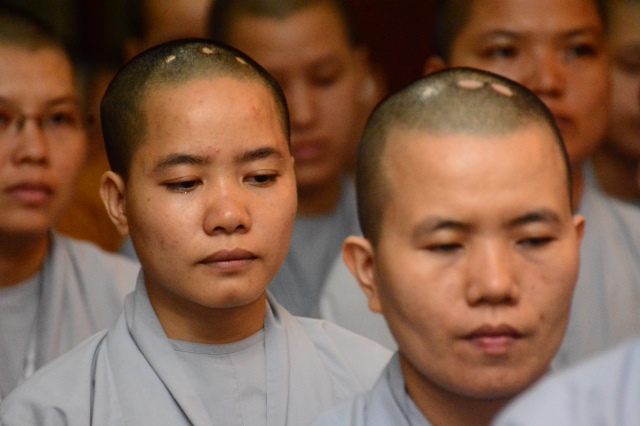 Quỹ Đạo Phật Ngày Nay: Trao tặng Học Bổng cho các Tăng Ni sinh niên khóa 2014-2015