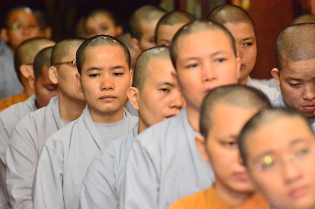 Quỹ Đạo Phật Ngày Nay: Trao tặng Học Bổng cho các Tăng Ni sinh niên khóa 2014-2015