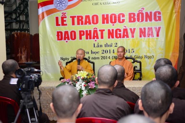 Quỹ Đạo Phật Ngày Nay: Trao tặng Học Bổng cho các Tăng Ni sinh niên khóa 2014-2015