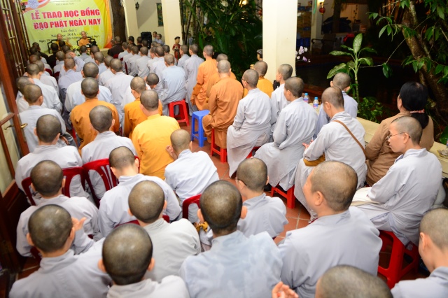Quỹ Đạo Phật Ngày Nay: Trao tặng Học Bổng cho các Tăng Ni sinh niên khóa 2014-2015