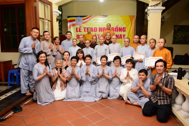 Quỹ Đạo Phật Ngày Nay: Trao tặng Học Bổng cho các Tăng Ni sinh niên khóa 2014-2015