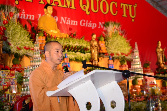 ĐĐ. Thích Quang Thạnh làm điều phối chương trình cho buổi lễ.