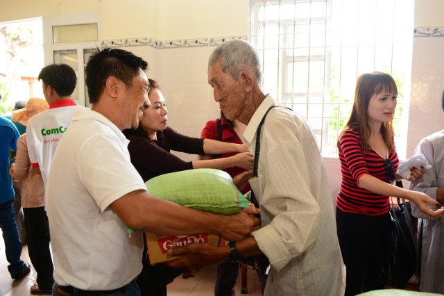 Quỹ Từ Thiện Đạo Phật Ngày Nay tặng quà cho người khuyết tật  tại Huyện Vĩnh Lợi - Bạc Liêu