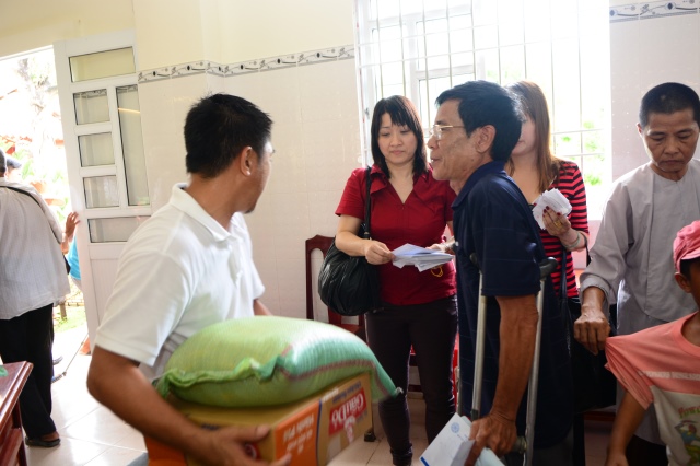 Quỹ Từ Thiện Đạo Phật Ngày Nay tặng quà cho người khuyết tật  tại Huyện Vĩnh Lợi - Bạc Liêu