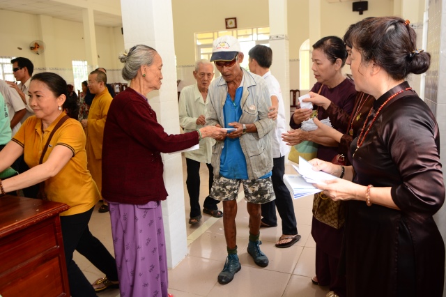 Quỹ Từ Thiện Đạo Phật Ngày Nay tặng quà cho người khuyết tật  tại Huyện Vĩnh Lợi - Bạc Liêu