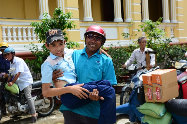 Quỹ Từ Thiện Đạo Phật Ngày Nay tặng quà cho người khuyết tật  tại Huyện Vĩnh Lợi - Bạc Liêu