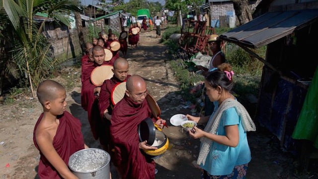 Myanmar: Tăng sĩ Phật giáo đã thể hiện sự hào phóng của quốc gia