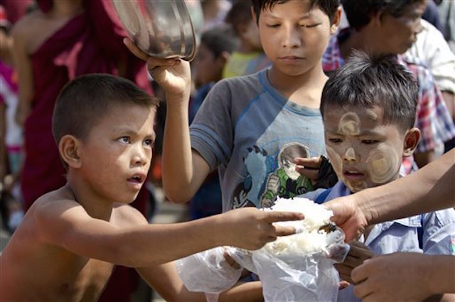 Myanmar: Tăng sĩ Phật giáo đã thể hiện sự hào phóng của quốc gia