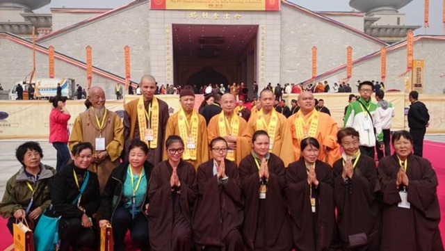 Phái đoàn Phật Giáo Việt Nam chụp hình lưu niệm cùng các phật tử chùa Pháp Môn