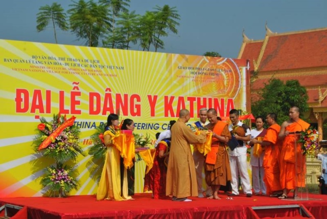 Lễ Dâng Y kathina đầu tiên ở chùa Khmer - Hà Nội