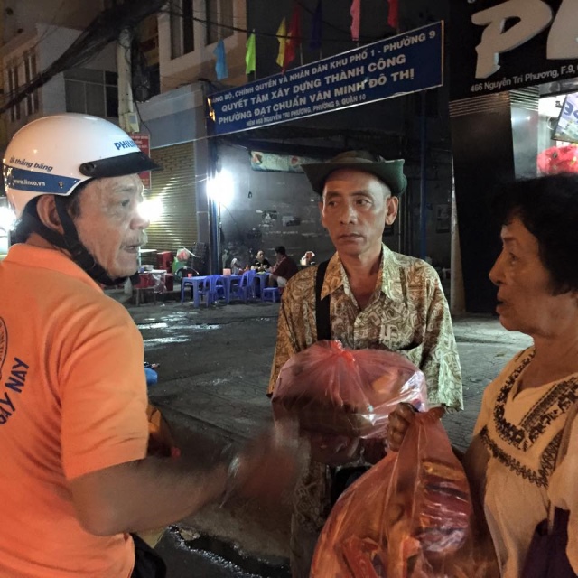 Di Lặc du xuân - Ấm áp những sẻ chia trong đêm giao thừa