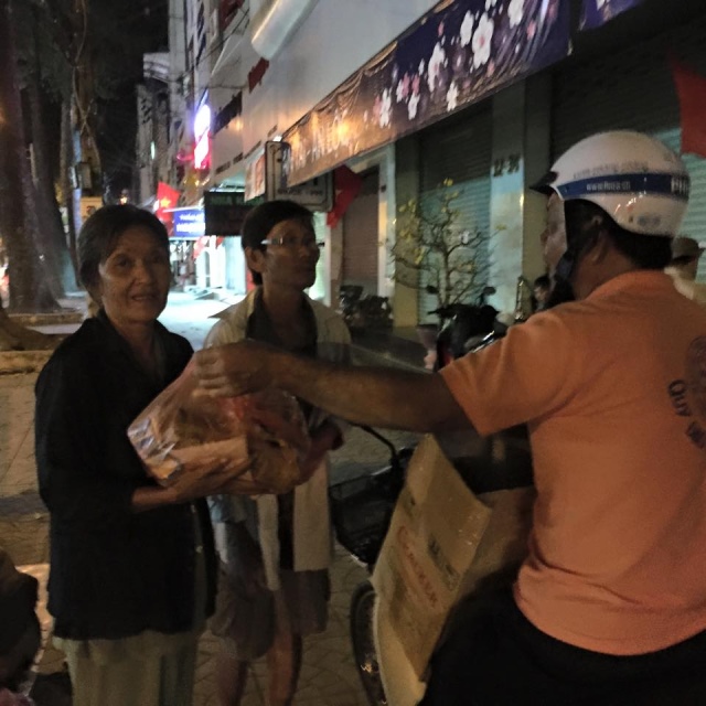 Di Lặc du xuân - Ấm áp những sẻ chia trong đêm giao thừa