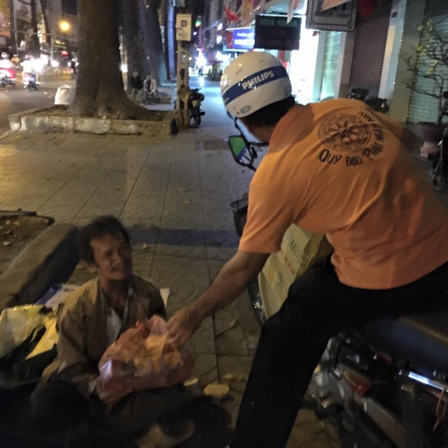 Di Lặc du xuân - Ấm áp những sẻ chia trong đêm giao thừa