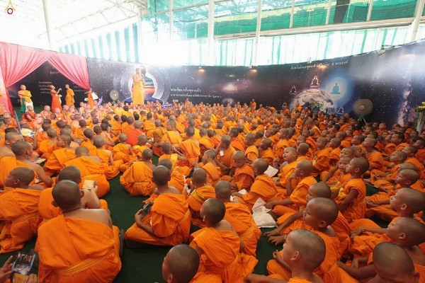 Thái Lan: Hình ảnh Lễ Truyền trao Giới pháp tại Tu viện Wat Phra Dhammakaya