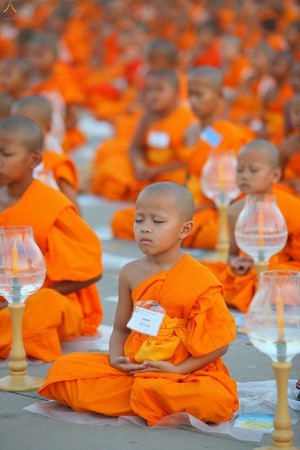 Thái Lan: Hình ảnh Lễ Truyền trao Giới pháp tại Tu viện Wat Phra Dhammakaya