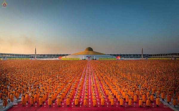 Thái Lan: Hình ảnh Lễ Truyền trao Giới pháp tại Tu viện Wat Phra Dhammakaya