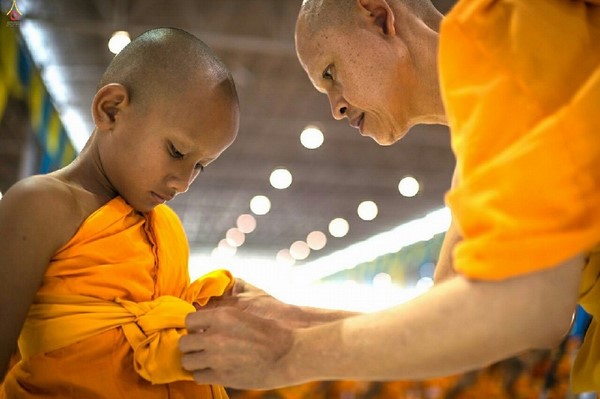 Thái Lan: Hình ảnh Lễ Truyền trao Giới pháp tại Tu viện Wat Phra Dhammakaya