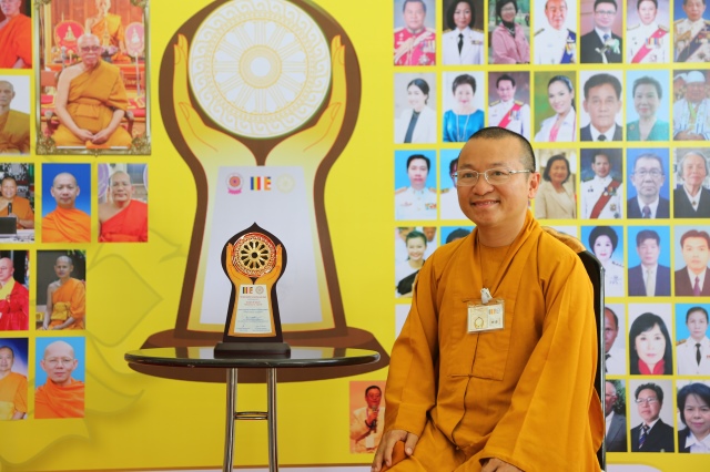 TT. Thích Nhật Từ nhận giải thưởng &quot;Lãnh Đạo Xuất Sắc Phật Giáo Thế Giới&quot; tại Thái Lan