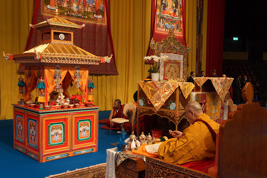 Đức Đạt Lai Lạt Ma chuẩn bị thực hiện Nghi thức Truyền Quán đỉnh nămg lượng Quán Thế Âm Bồ tát (Avalokiteshvara Empowerment) tại bang Basel, Thụy Sĩ. 08/02/02015. (Ảnh: Jeremy Russell