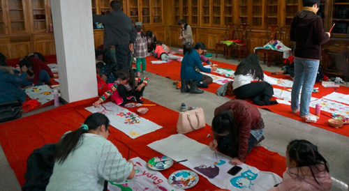 Trung Quốc: 400 gia đình Thiếu niên Phật tử họa vẽ trang trí lồng đèn thủ công chào đón tân Xuân