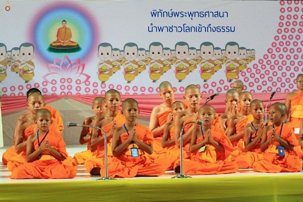 Thái Lan: Hình ảnh Lễ Truyền trao Giới pháp tại Tu viện Wat Phra Dhammakaya