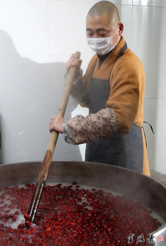 Trung Quốc: Nhân kỷ niệm ngày Phật Thành đạo, Linh Ẩn Tự tổ chức Từ thiện ba trăm nghìn hộp cháo Lạp Bát