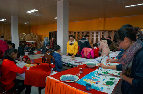 Trung Quốc: 400 gia đình Thiếu niên Phật tử họa vẽ trang trí lồng đèn thủ công chào đón tân Xuân
