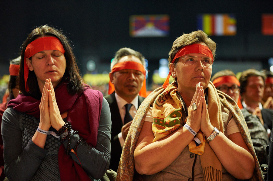 Các thành viên bịt khăn vàng trên đầu để chờ đức Đạt Lai Lạt Ma Truyền Quán đỉnh nămg lượng Quán Thế Âm Bồ tát (Avalokiteshvara Empowerment) tại bang Basel, Thụy Sĩ. 08/02/02015. (Ảnh: Olivier Adam 