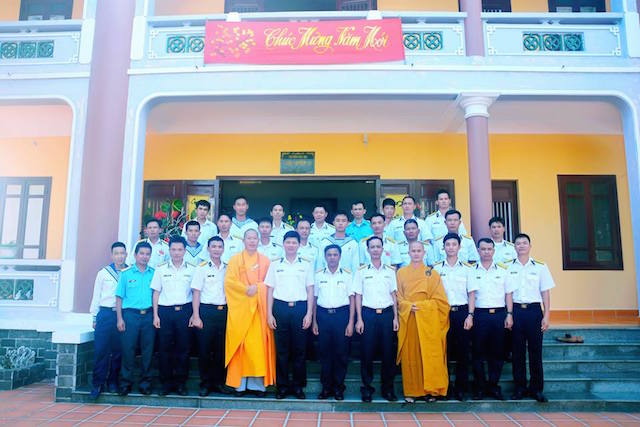 Quân dân huyện đảo Trường Sa đi chùa lễ Phật đầu năm