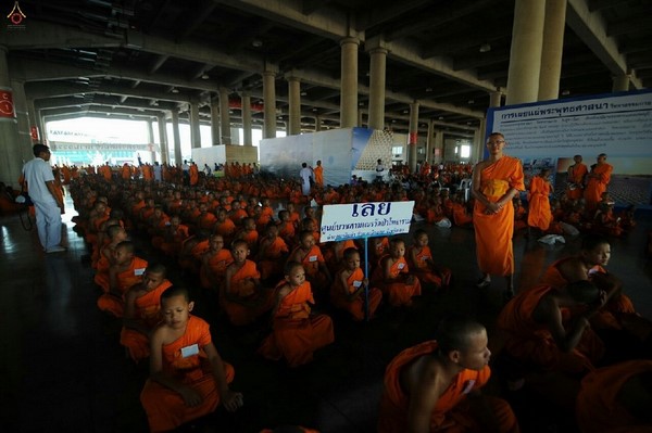 Thái Lan: Hình ảnh Lễ Truyền trao Giới pháp tại Tu viện Wat Phra Dhammakaya
