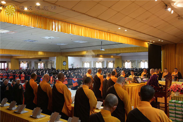 Trung Quốc: Dịp lễ Khánh đản Phật A Di Đà Hoằng Pháp Tự tổ chức Lễ Quy y cho hơn hàng nghìn người