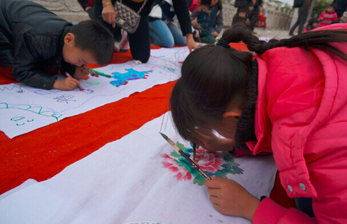 Trung Quốc: 400 gia đình Thiếu niên Phật tử họa vẽ trang trí lồng đèn thủ công chào đón tân Xuân