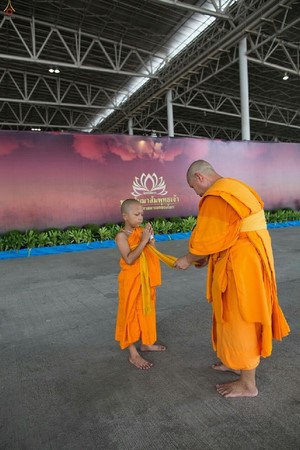 Thái Lan: Hình ảnh Lễ Truyền trao Giới pháp tại Tu viện Wat Phra Dhammakaya