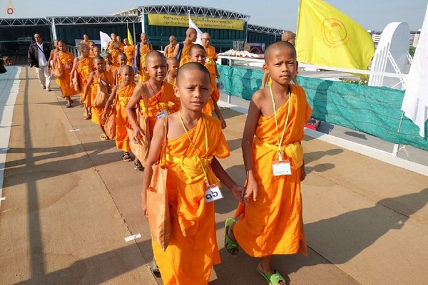 Thái Lan: Hình ảnh Lễ Truyền trao Giới pháp tại Tu viện Wat Phra Dhammakaya