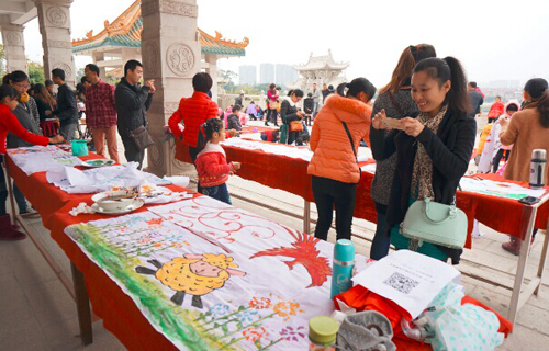 Trung Quốc: 400 gia đình Thiếu niên Phật tử họa vẽ trang trí lồng đèn thủ công chào đón tân Xuân