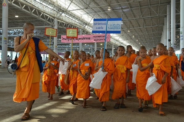 Thái Lan: Hình ảnh Lễ Truyền trao Giới pháp tại Tu viện Wat Phra Dhammakaya