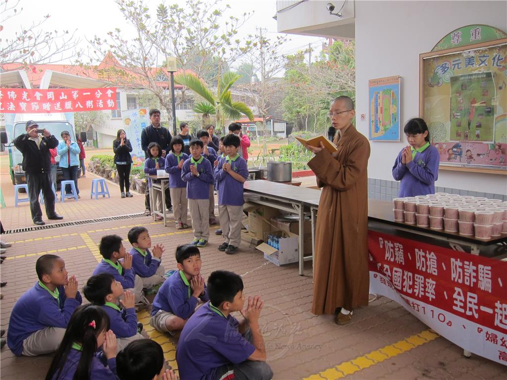 Đài Loan: Trường Tiểu Quốc Dân Kim Sơn dâng cháo cho các Cụ già cô đơn