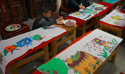 Trung Quốc: 400 gia đình Thiếu niên Phật tử họa vẽ trang trí lồng đèn thủ công chào đón tân Xuân